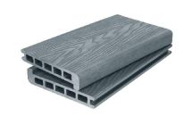 Ступень 3D GardenParkett с древесной текстурой в сером цвете.